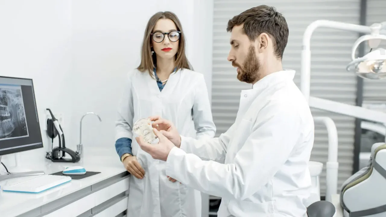 come-gestire-il-personale-studio-odontoiatrico-makemesmile-cover dentista assistente come-gestire-il-personale-studio-odontoiatrico-makemesmile-