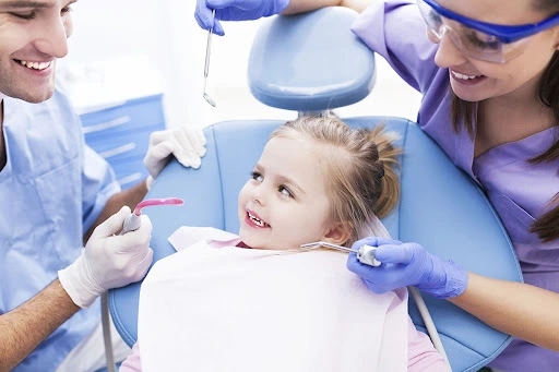 bambina dal dentista corsi pedodonzia