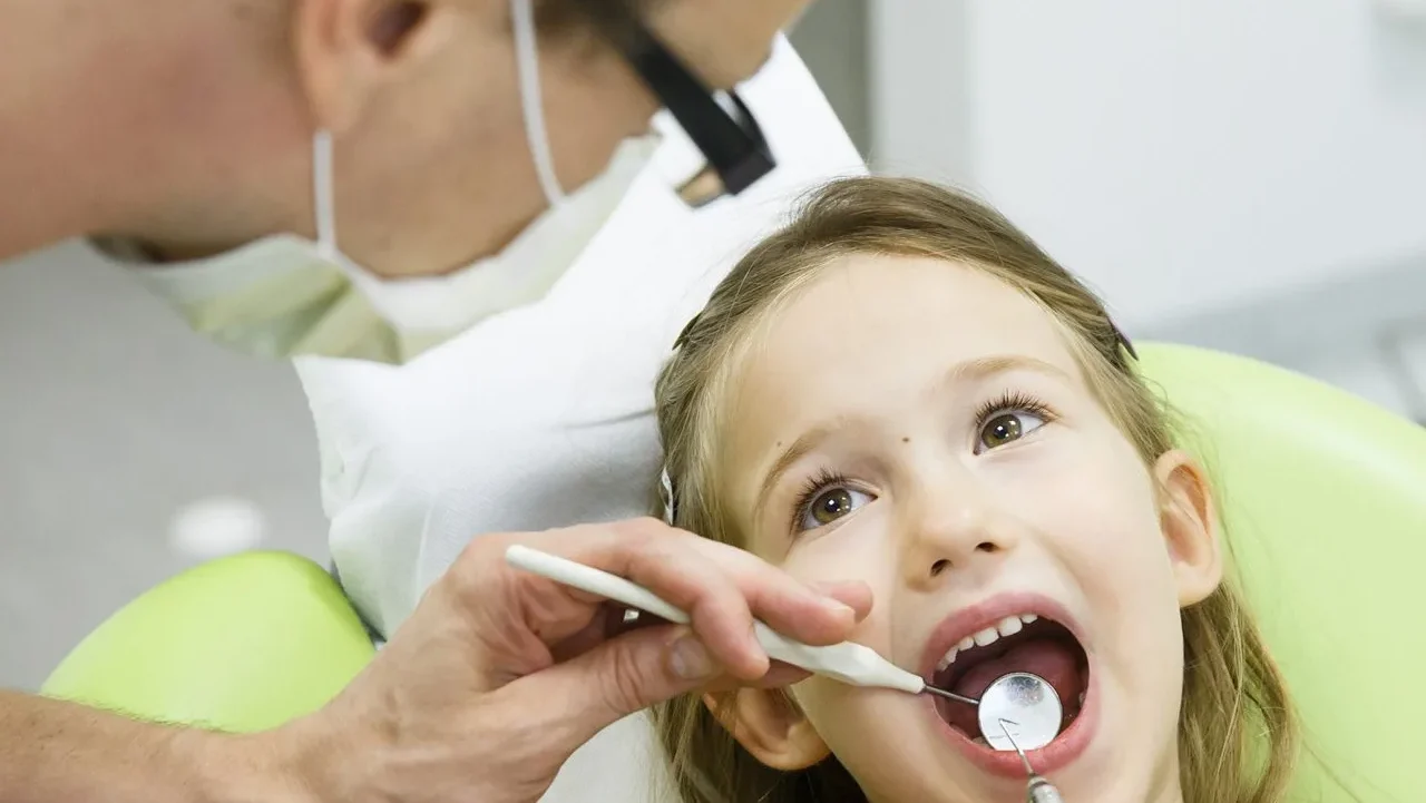 corso-pedodonzia-makemesmile-cover bambina dentisa corso pedodonzia