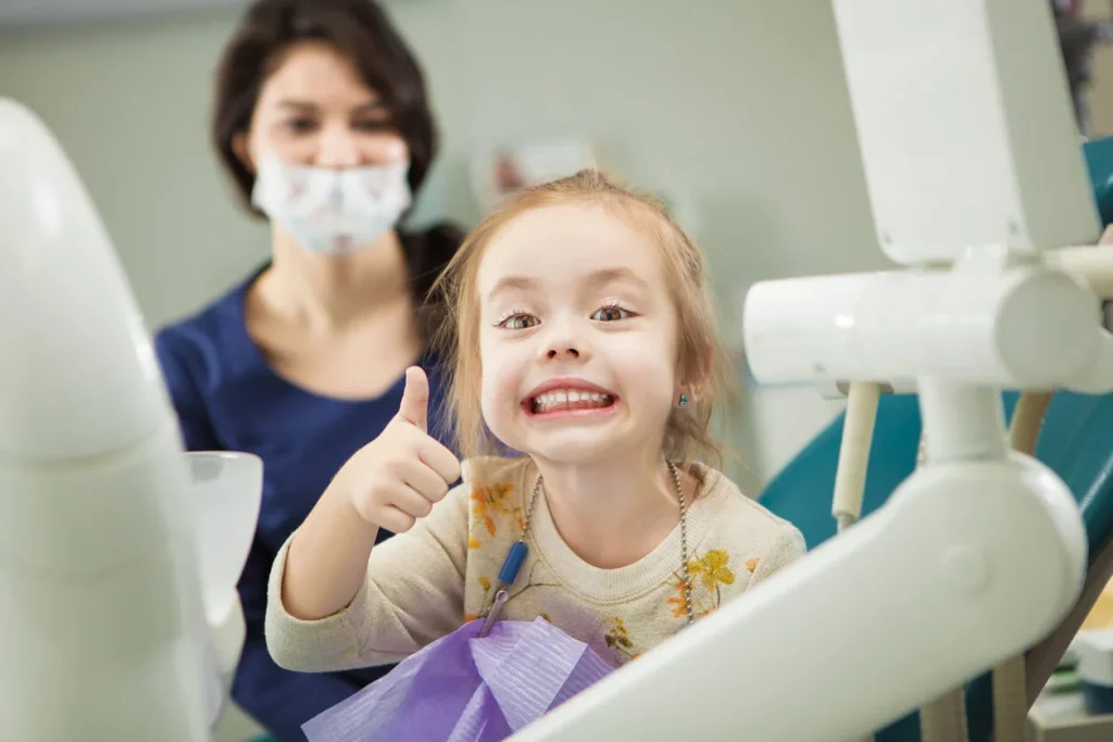 bambina che sorride dentista