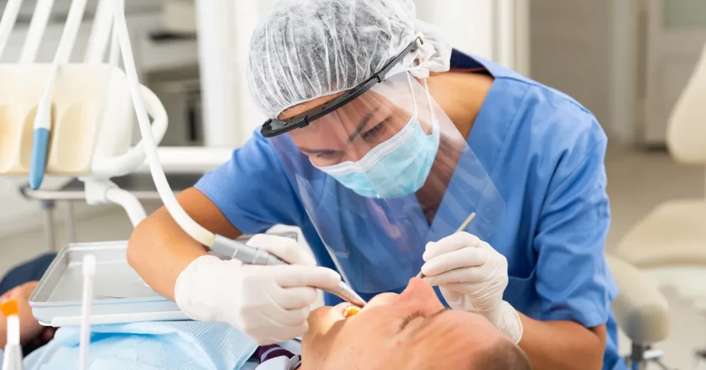 dentista_che_opera_paziente