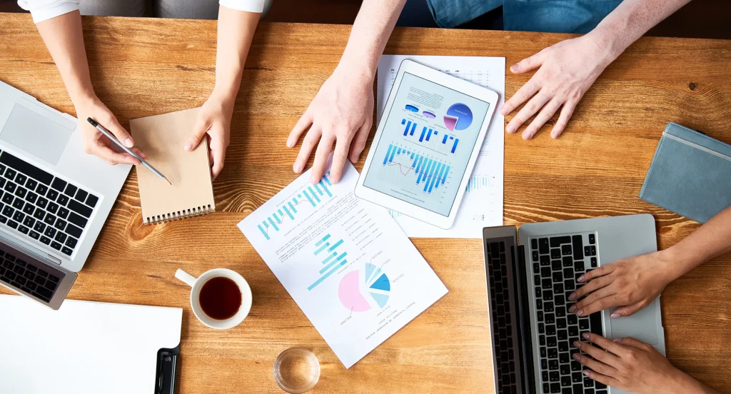 fogli e computer portatili su tavolo piano marketing per studio dentistico