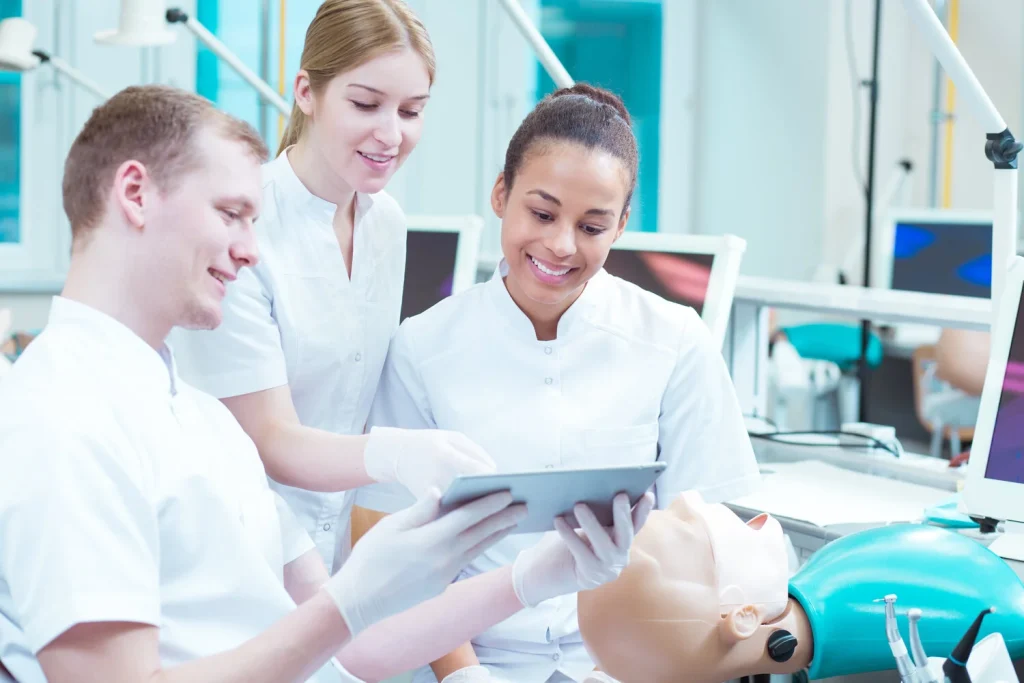 dentisti in studio che guardano tablet