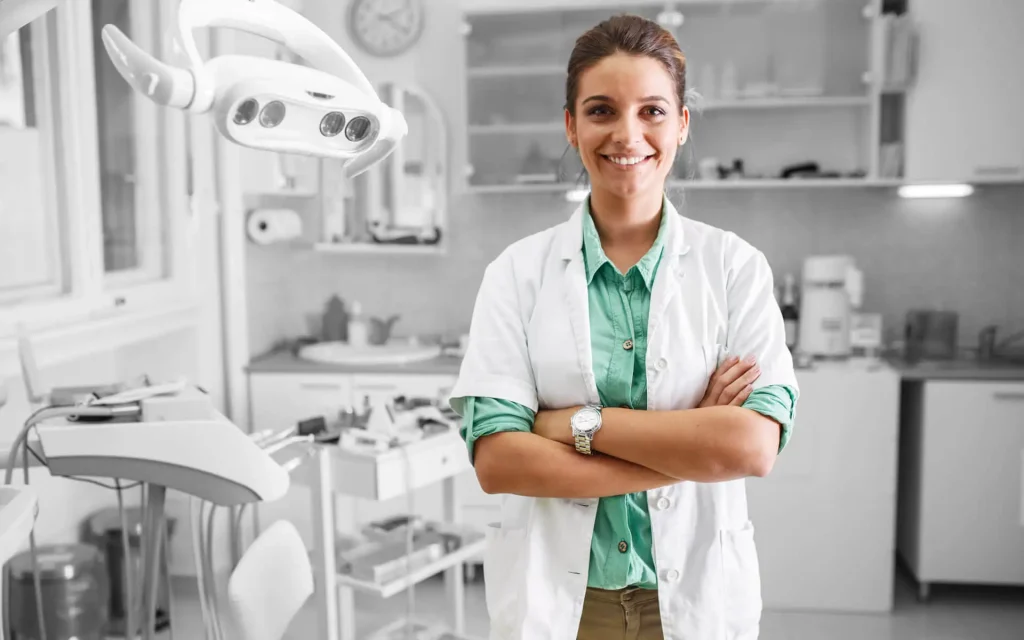 dentista donna nel suo studio