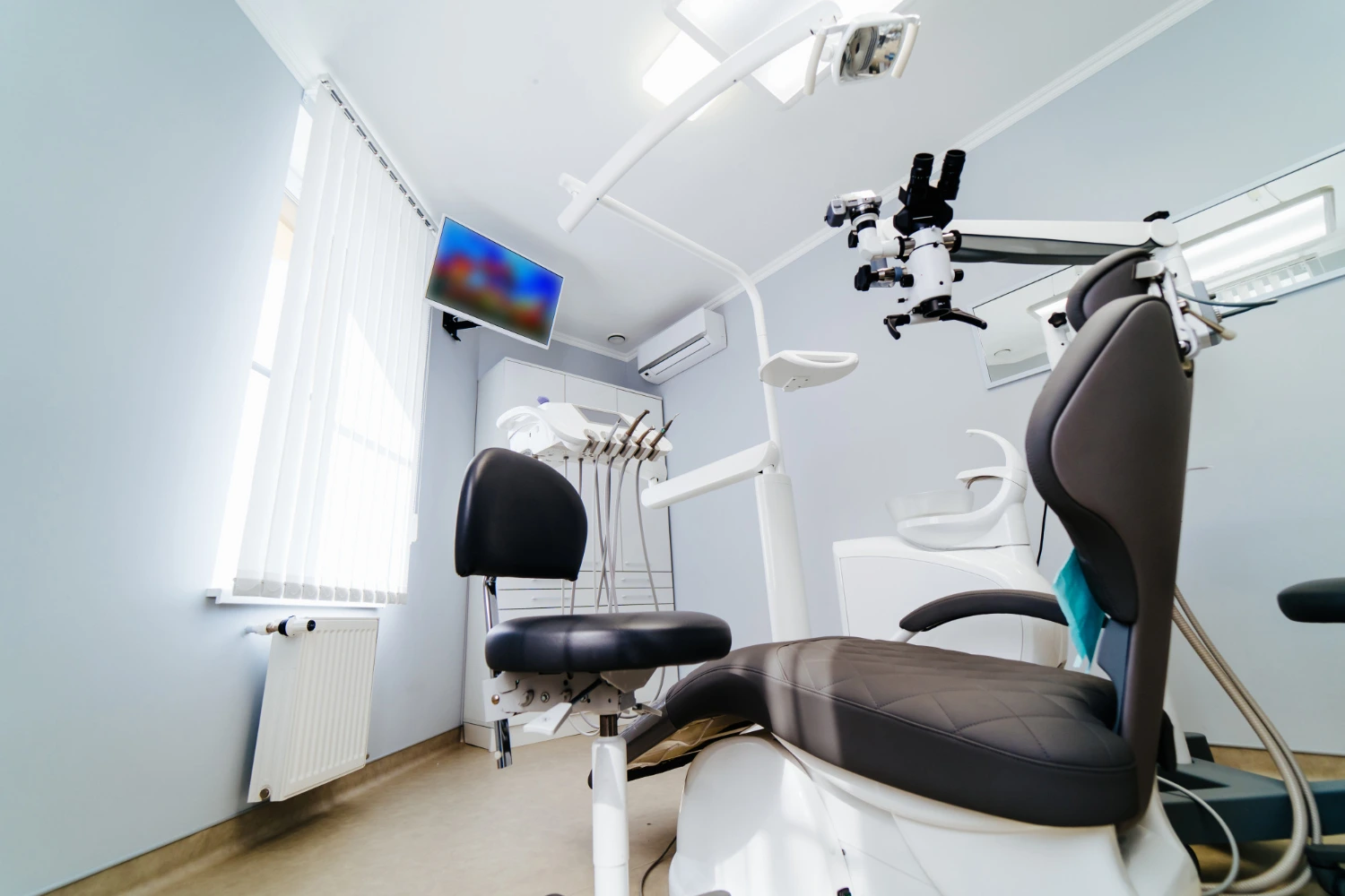 controllo gestione per studio odontoatrico la poltrona di uno studio odontoiatrico vuota