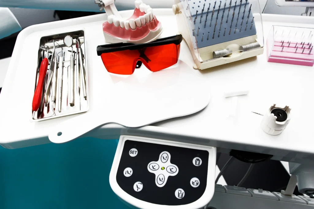 la scrivania di un dentista