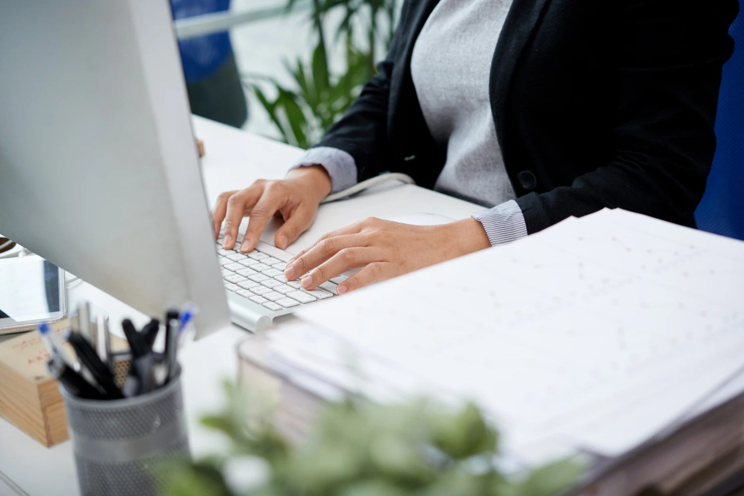 gestione odontoiatrica mani femminili al computer