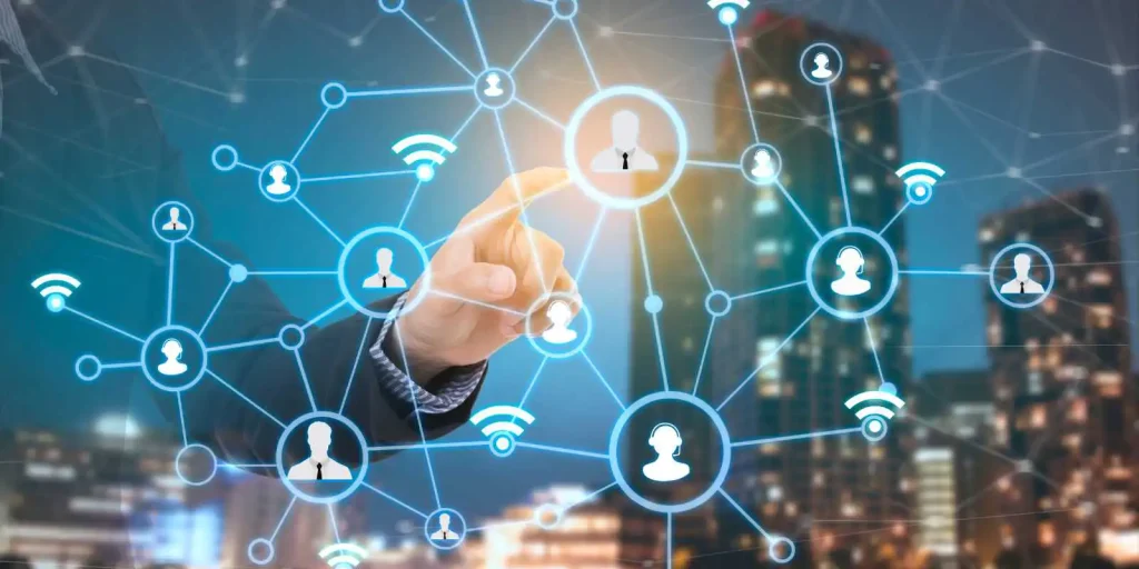 Una mano che tocca delle icone virtuali