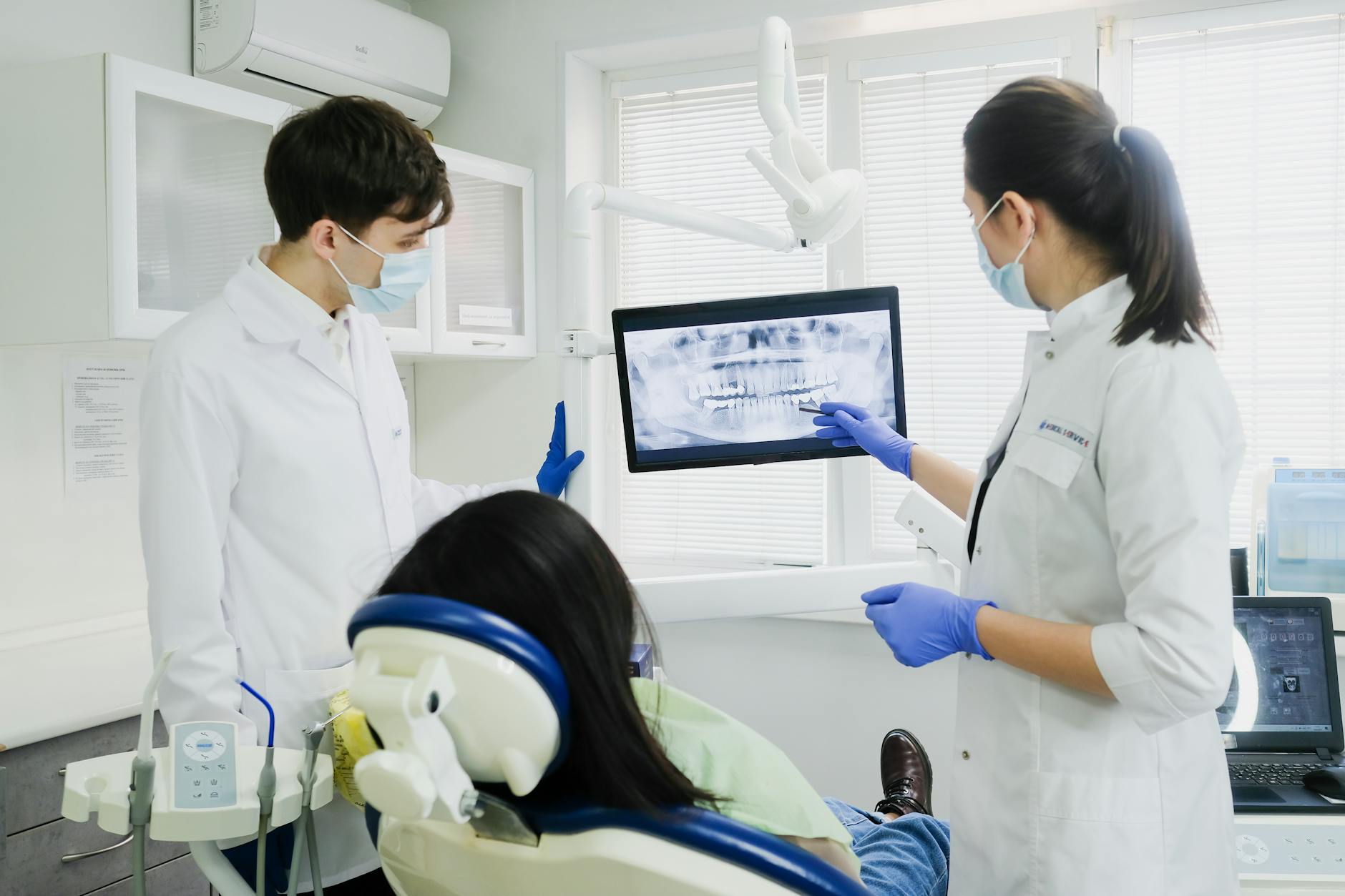Team di uno studio dentistico che pianifica le strategie di crescita insieme